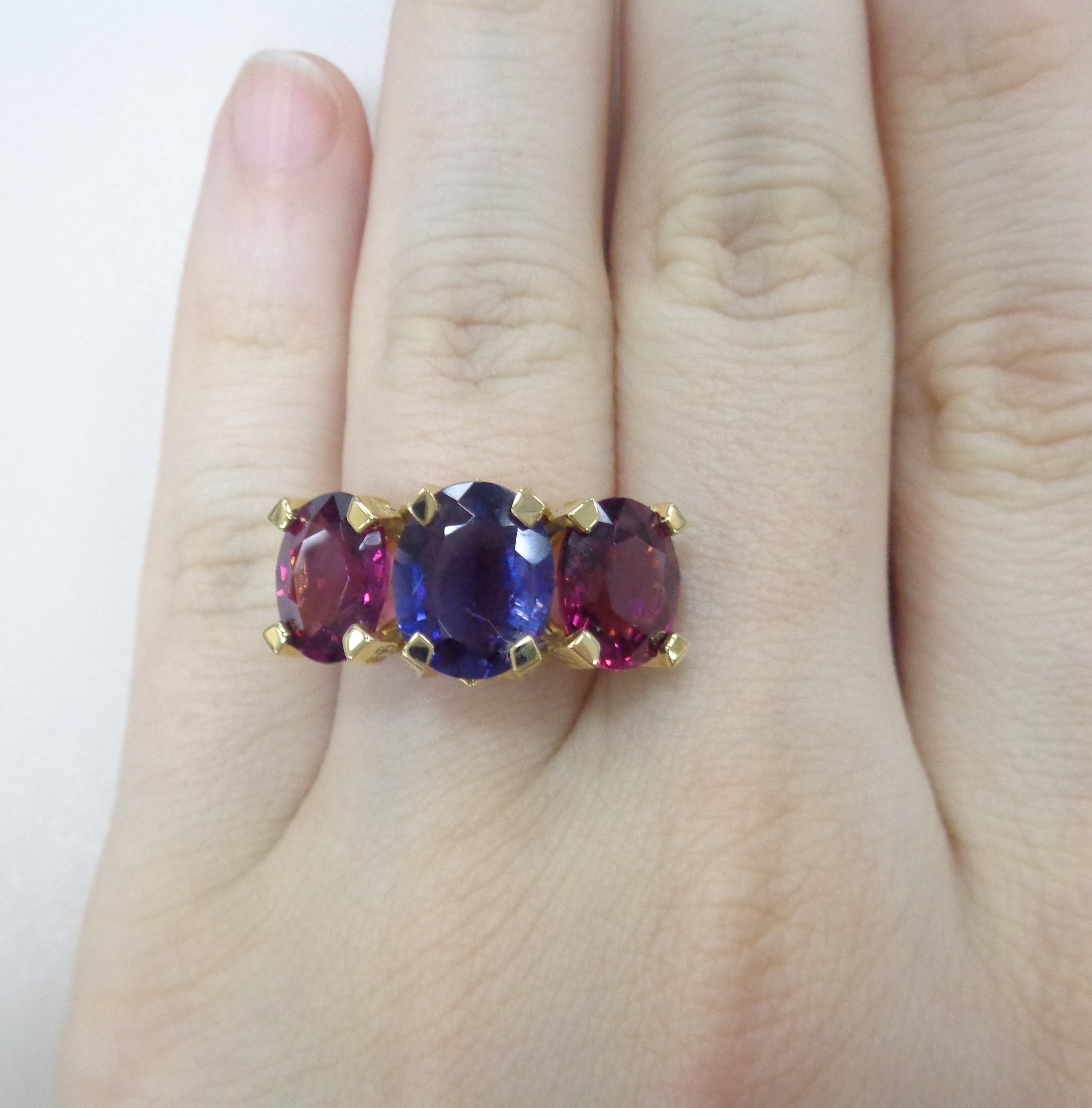 Кольцо из желтого золота с иолитом и родолитами